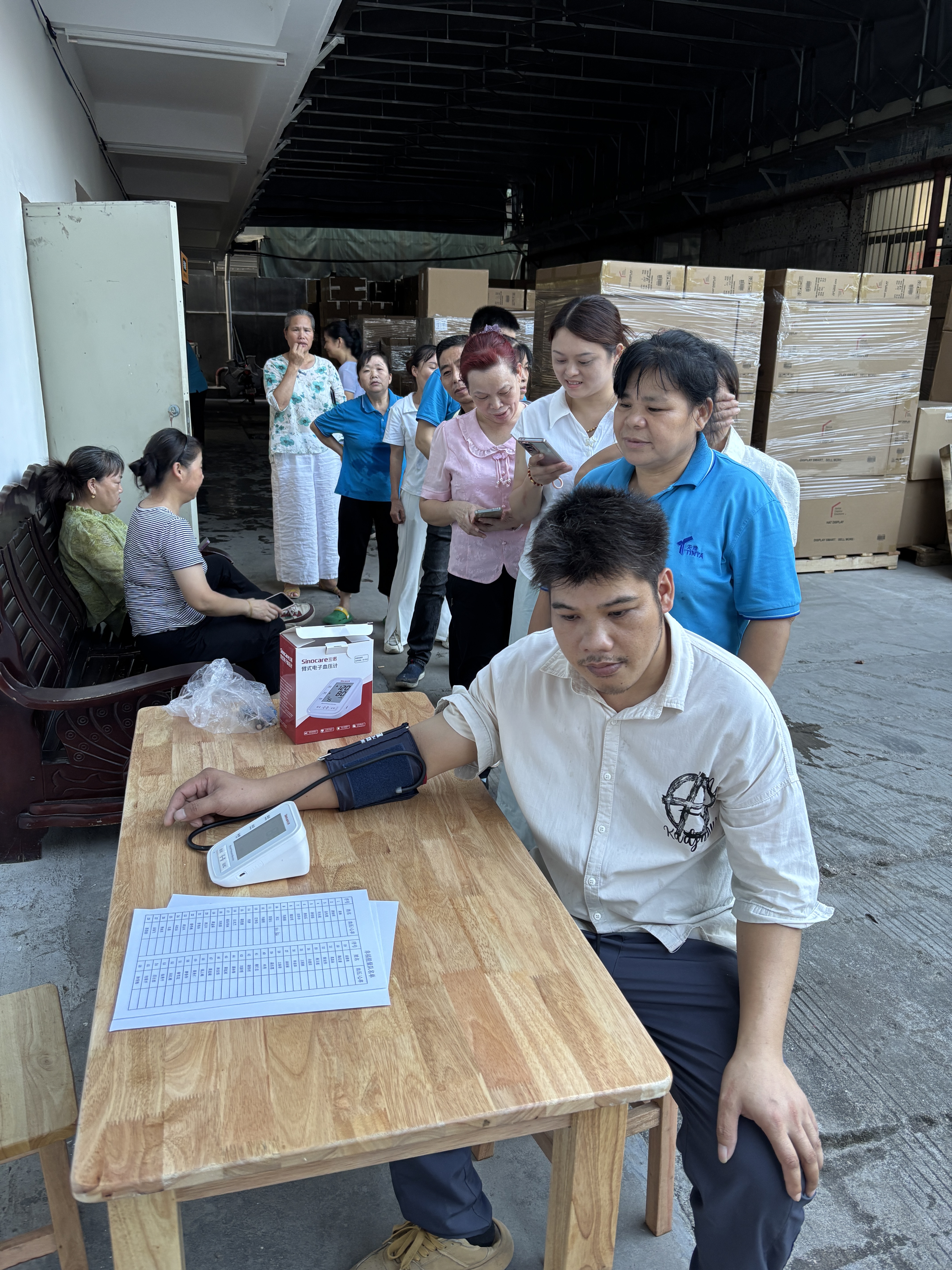 心系员工健康，森涛亚克力开展免费血压检测活动