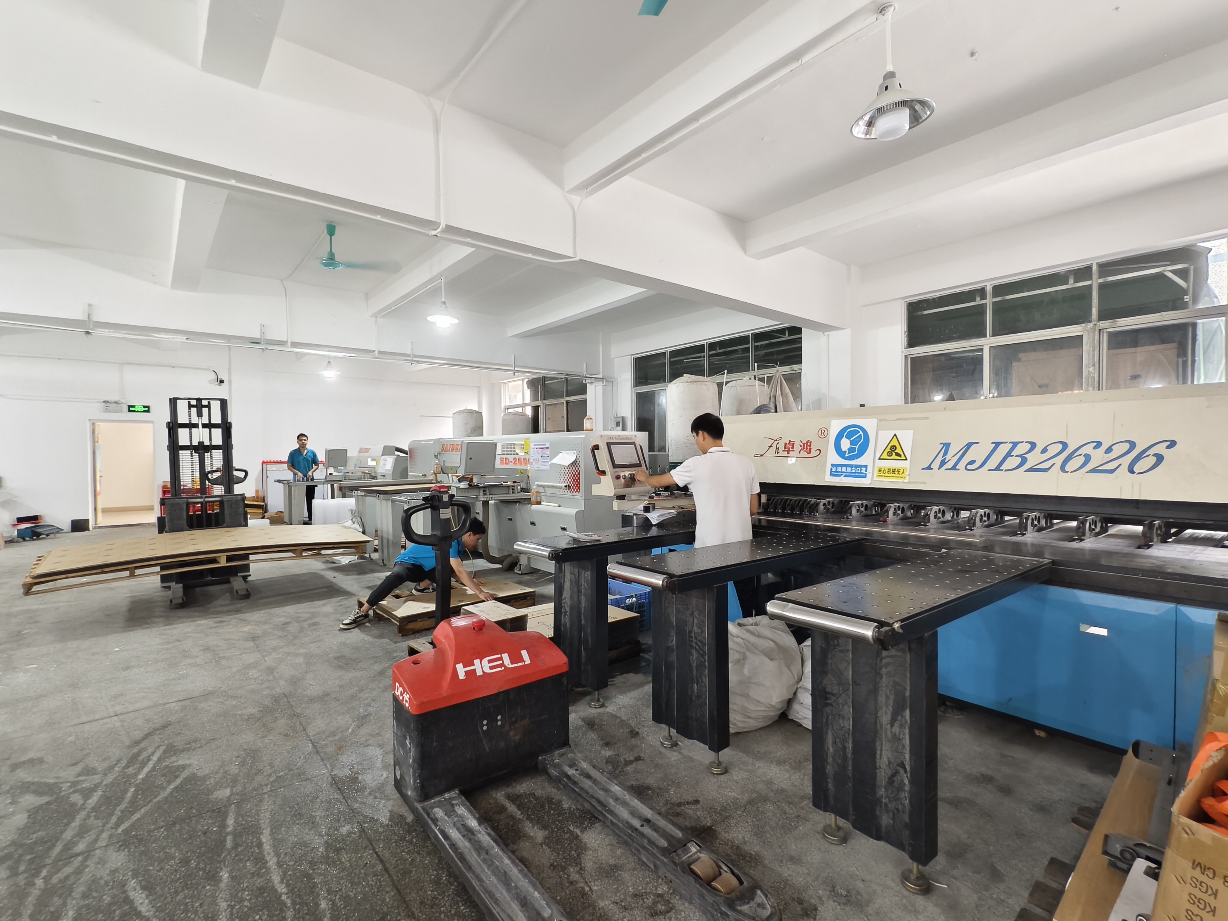 亚克力展示架定制的第一步工序，开料